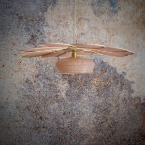 Suspension fleur, modèle Pâquerette, La Petite, 55cm de diamètre, 12 pétales en rotin et lin blush et son globe vintage en verre de Clichy rose classique - Lampes et veilleuses neuf - photo_1