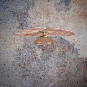 Suspension fleur, modèle Pâquerette, La Petite, 55cm de diamètre, 12 pétales en rotin et lin blush et son globe vintage rosé décoré de fleurs - Lampes et veilleuses neuf - photo_1