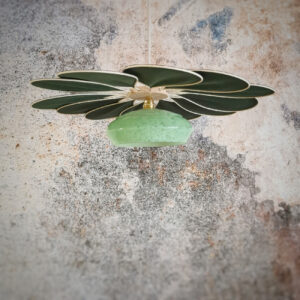 Suspension fleur, modèle Pâquerette, La Petite, 55cm de diamètre, 12 pétales en rotin et lin Vert Sapin et son globe vintage chiné - Lampes et veilleuses neuf - photo_1