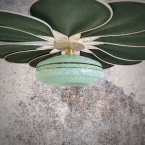 Suspension fleur, modèle Pâquerette, La Petite, 55cm de diamètre, 12 pétales en rotin et lin Vert Sapin et son globe vintage chiné - Lampes et veilleuses neuf - photo_3