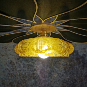 Suspension fleur, modèle Pâquerette, La Petite, 55cm de diamètre, 12 pétales en rotin et lin Vert Sapin et son globe vintage chiné - Lampes et veilleuses neuf - photo_5